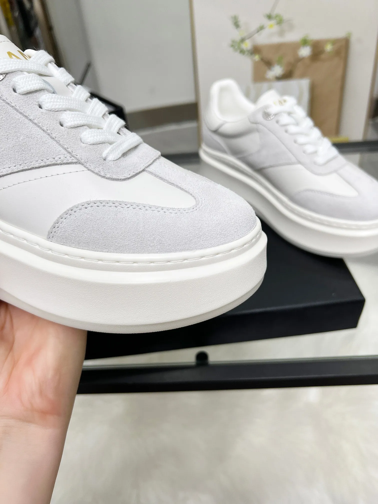 👟👟Ex-factory price 480👟👟 CHANEL 25C spring and summer new sports shoes official website is available at the same time ❤️ Counter out-of-stock kings. Major bloggers are recommending new styles on social days. This season’s new styles are simply eye-catching and look great on the feet. The casual casual sports style is refreshing and natural, interpreting Chanel’s fashionable femininity. The overall customization makes all sports models on the market at that time obsolete. This series is now available for sale! The upper is made of custom imported pebbled calf leather ➕ custom frosted calf leather. The lining is made of original one-to-one professionally customized mesh. Hardware accessories. Original full set of molds (not common in the market). Original custom molded TPU combination outsole. Height 4 cm. Women's size 35-39.